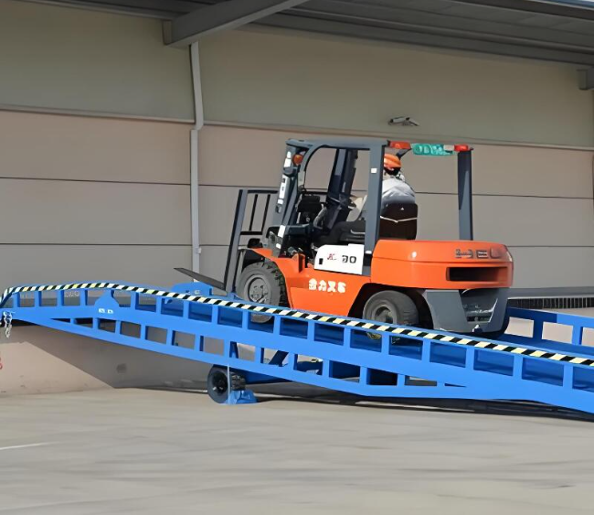 新北移动式卸货平台（叉车用）